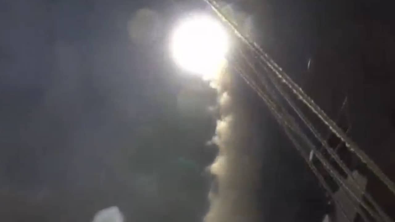 Beeld uit video: Kruisraketten afgevuurd op Syrische luchtmachtbasis vanaf marineschepen VS 