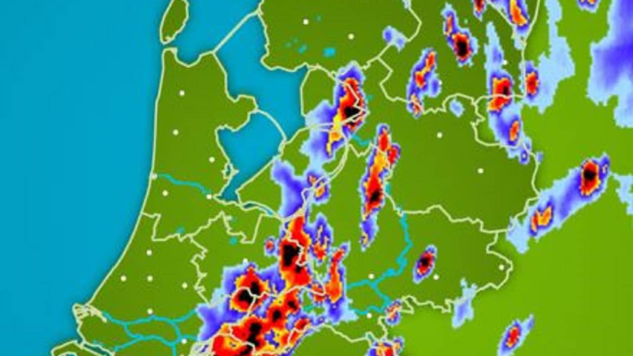 Regenradar: Zware onweersbuien trekken vanuit oosten over Nederland |  Achtergronden | NU.nl