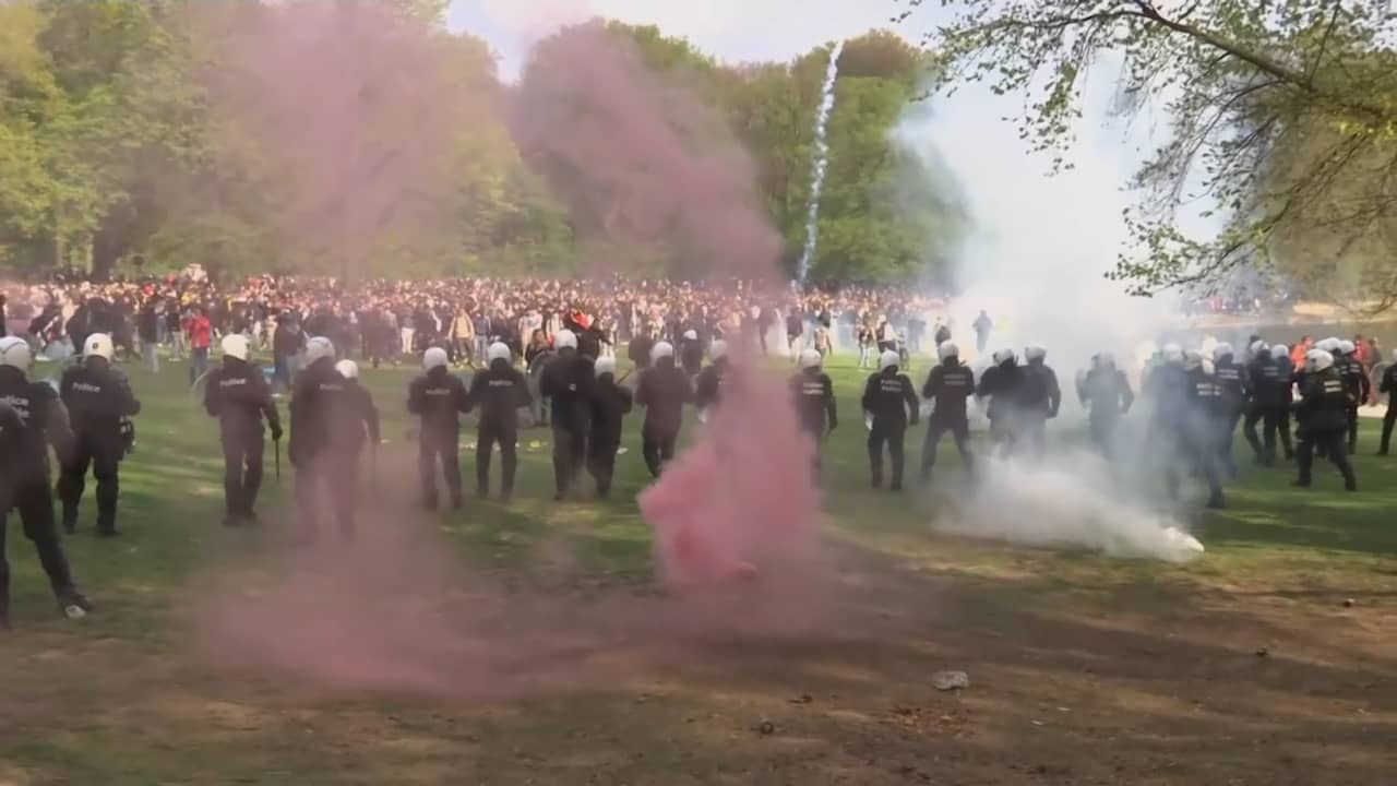 Beeld uit video: Politie maakt met waterkanonnen einde aan illegaal feest in Brussel