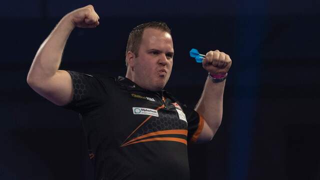 Dirk van Duijvenbode laat zijn spierballen zien na een zege op het WK.