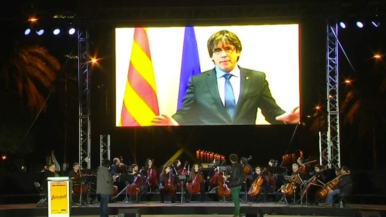 Beeld uit video: Afgezette premier Puigdemont spreekt Catalaanse betogers toe