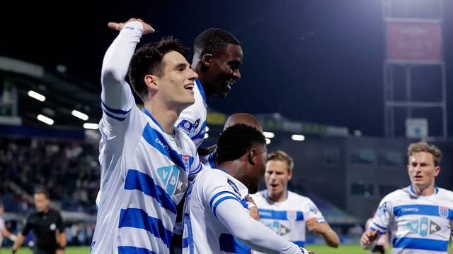 Vreugde bij PEC Zwolle na de goal van Daishawn Redan.