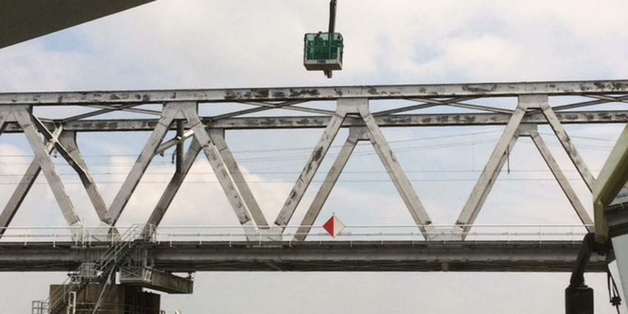 Monteurs zitten uren vast in gondel onder HSL-brug bij Dordrecht