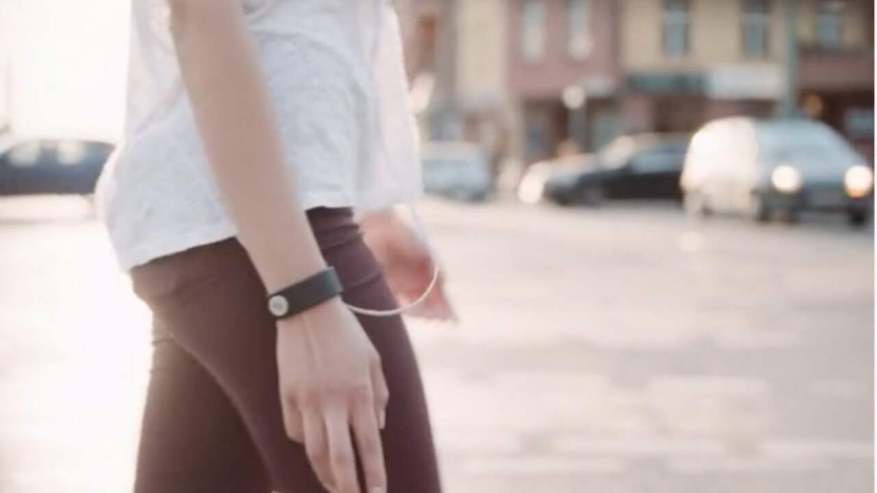 Basslet stopt subwoofer in armband