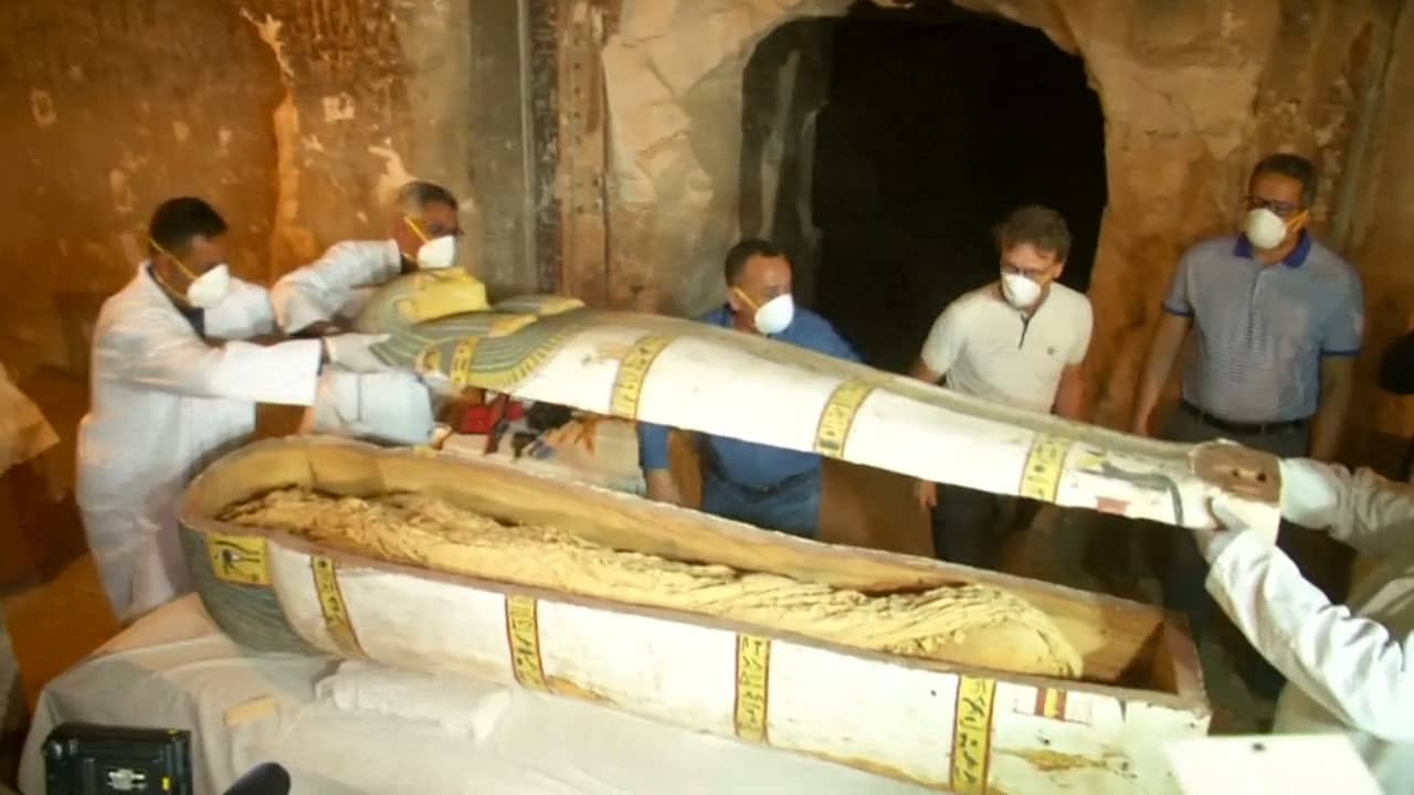 Beeld uit video: Archeologen openen in Egypte sarcofaag na duizenden jaren