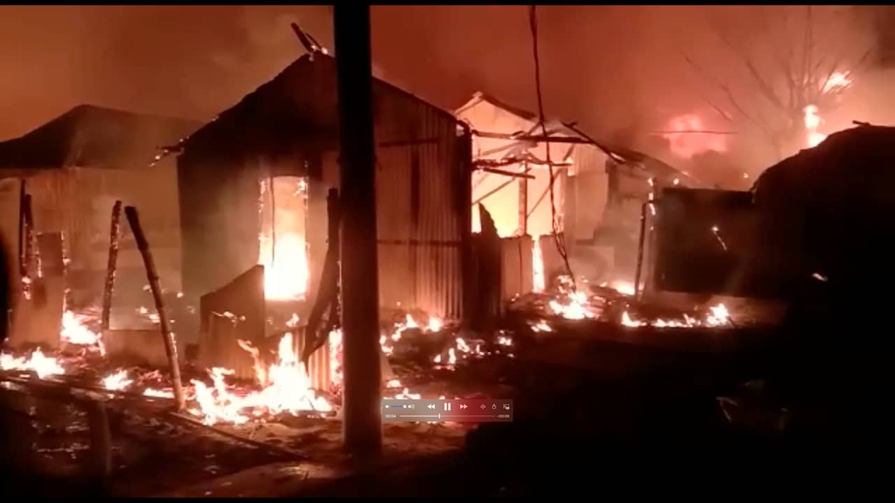 Beeld uit video: Honderden huizen in de as door brand in Rohingya-vluchtelingenkamp
