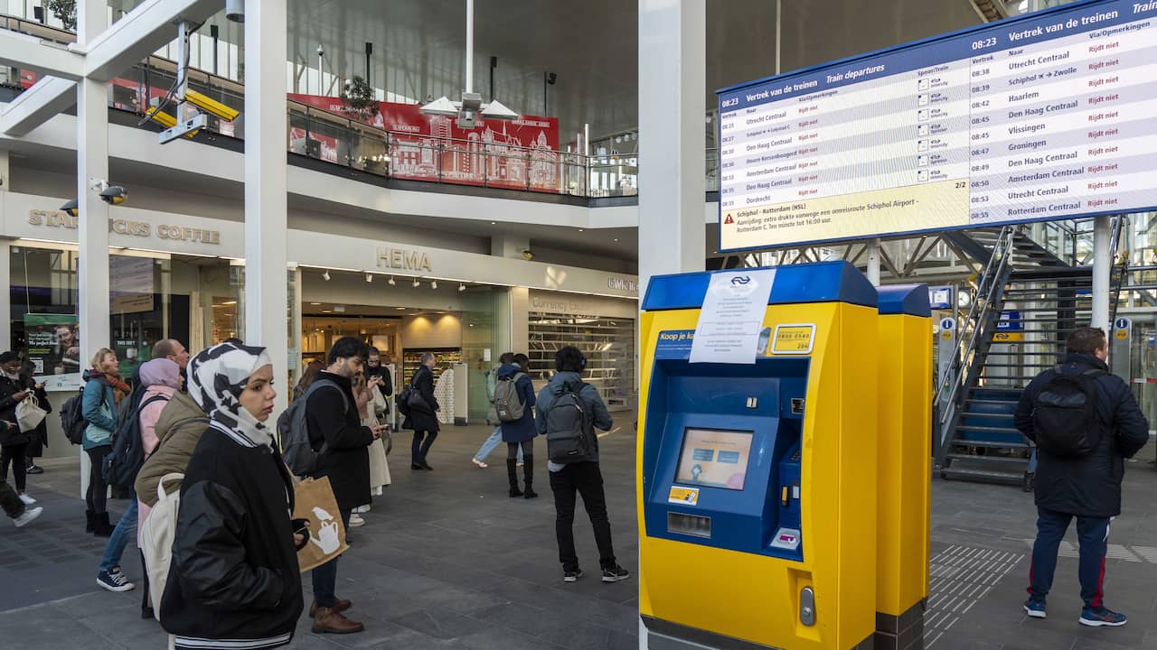 “Update on Train Accident in Voorschoten: Station Crowds Manageable and Clean-up Continues”