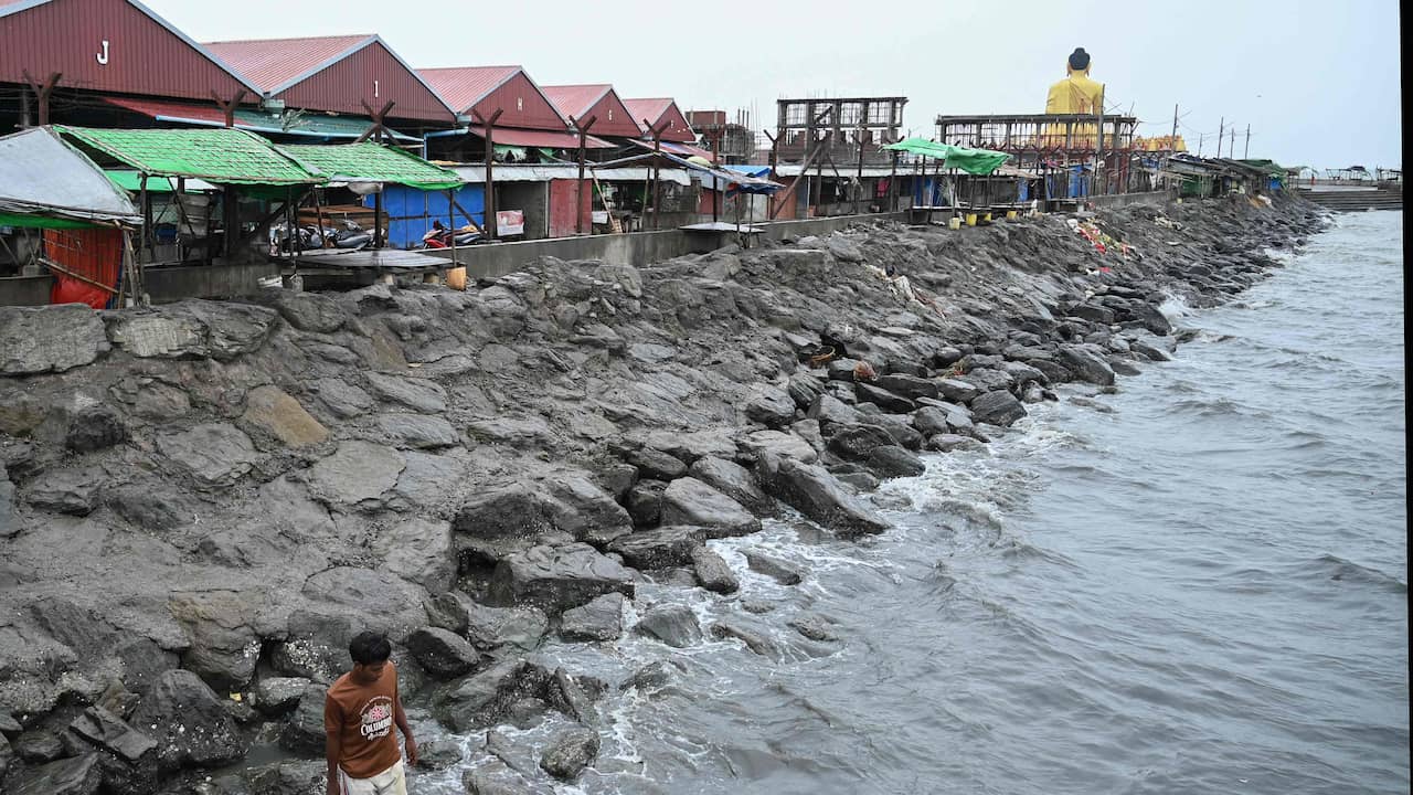 “Cyclone Mocha: Hundreds of Thousands Evacuated in Myanmar and Bangladesh”