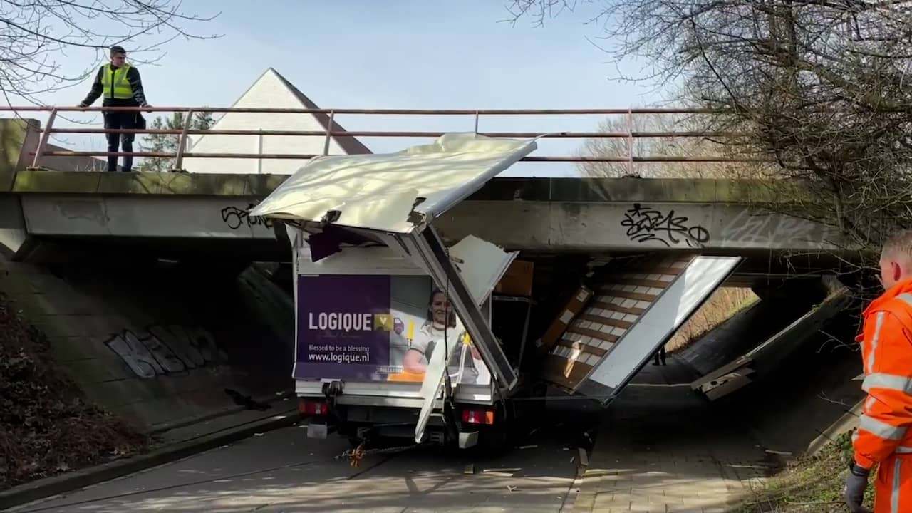 Beeld uit video: Vrachtwagenchauffeur rijdt zich klem onder viaduct in Maastricht