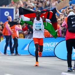 Kipchoge verbetert eigen wereldrecord op marathon in Berlijn