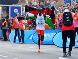 Kipchoge verbetert met halve minuut eigen wereldrecord op marathon in Berlijn