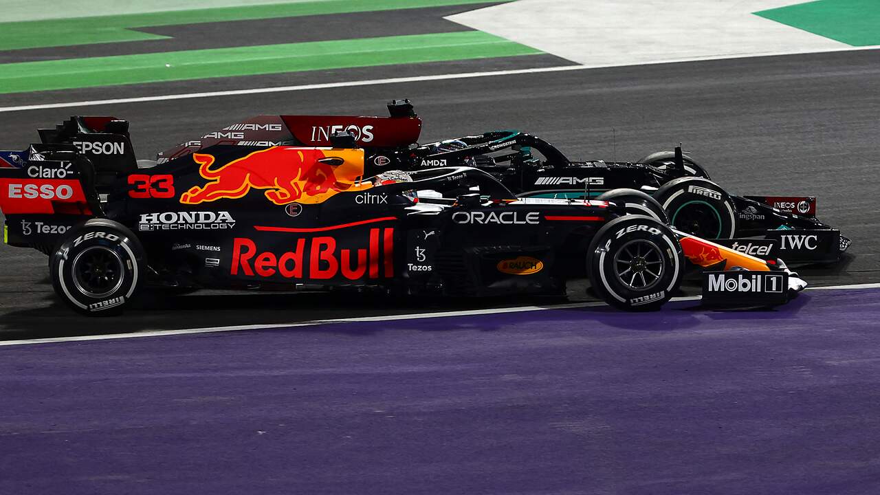 Max Verstappen en Lewis Hamilton kwamen verschillende keren met elkaar in contact.