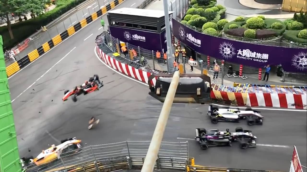 Beeld uit video: Formule 3-coureur vliegt door lucht bij crash in Macau