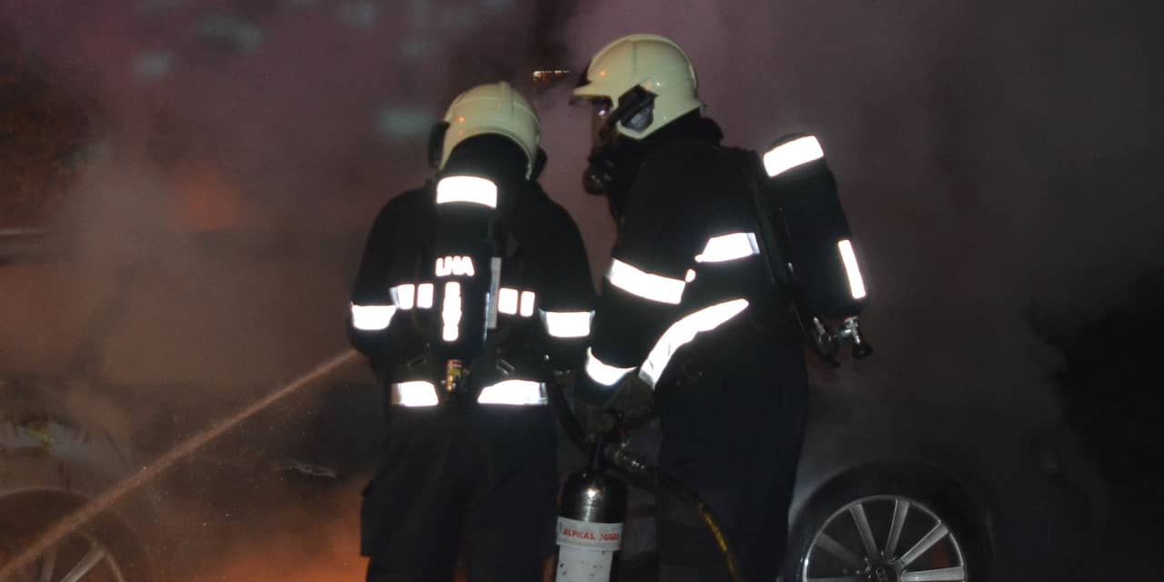 Auto brandt uit na harde knal in Deventer