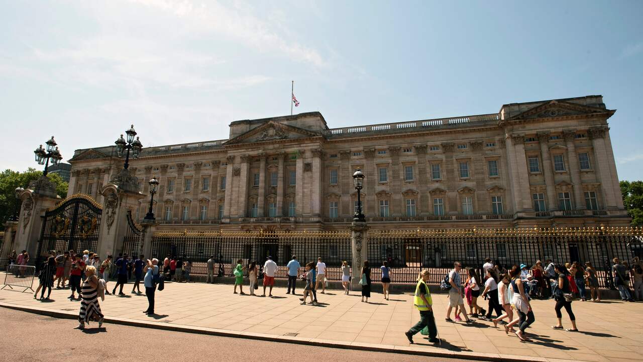 Former Buckingham Palace Employee Stole Photos and Other Items |  NOW