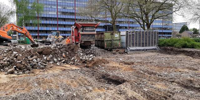 Omdat Gert zijn garage niet verkoopt, bouwt de Jumbo eromheen
