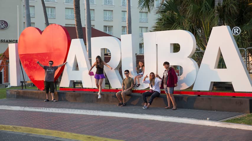 Tientallen vluchten naar Aruba, veelal Amerikaanse toeristen
