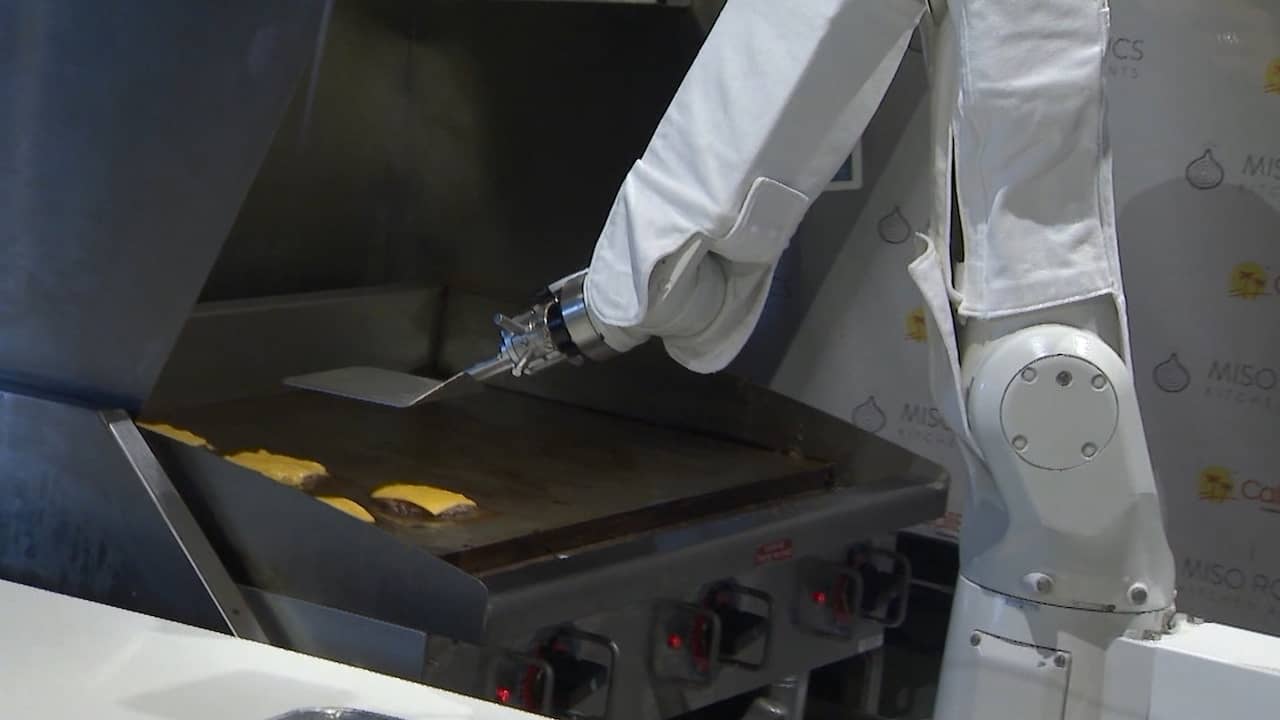 Beeld uit video: Fastfoodketen VS zet robot in om burgers te draaien
