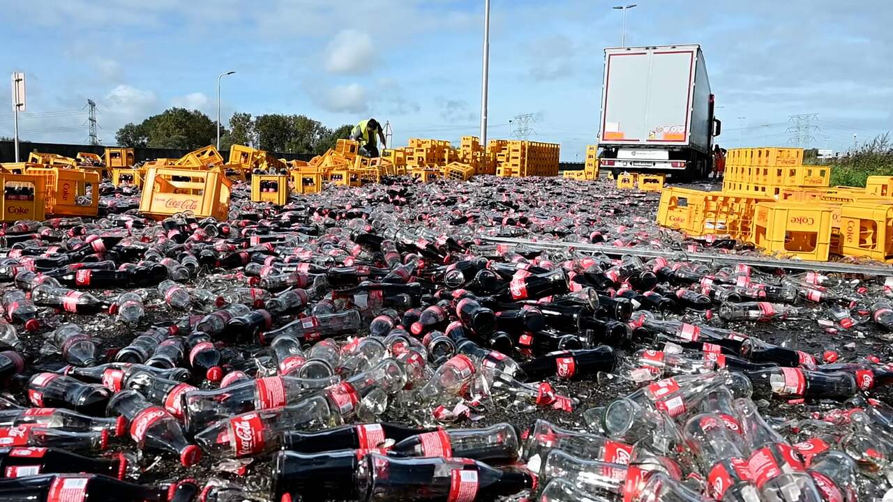 Beeld uit video: Tienduizenden colaflesjes blokkeren afrit in Noord-Brabant