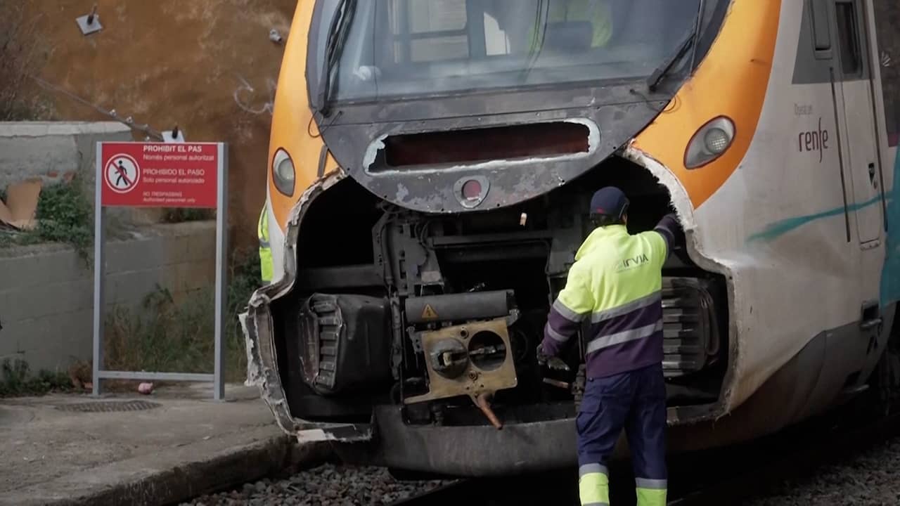 Beeld uit video: Spaanse trein mist voorkant na botsing waarbij 150 gewonden vielen