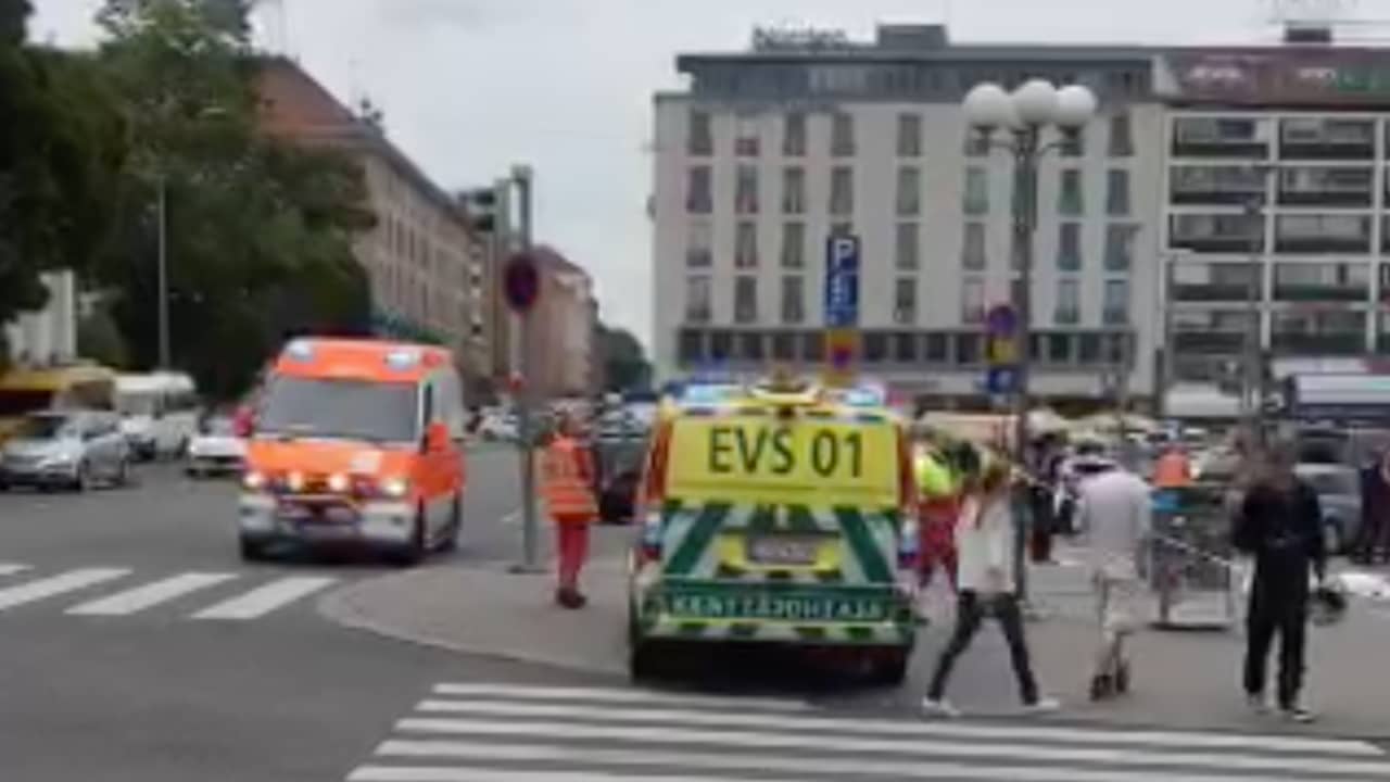 Beeld uit video: Finse politie zet deel plein in Turku af na mesaanval