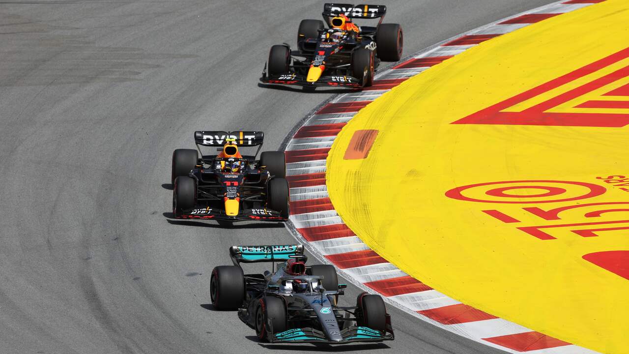 Verstappen en Pérez zitten klem achter Russell.