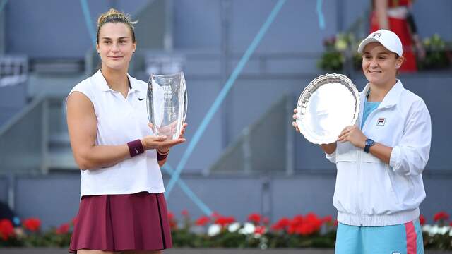 Winnares Aryna Sabalenka (links) en verliezend finalist Ashleigh Barty.