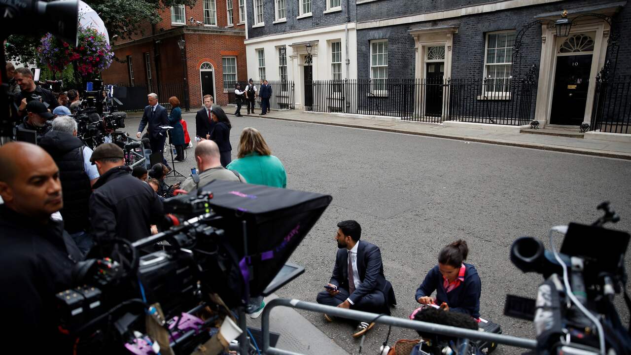 De pers wacht op Johnsons verklaring voor de deur van zijn ambtswoning aan Downing Street 10 in Londen.