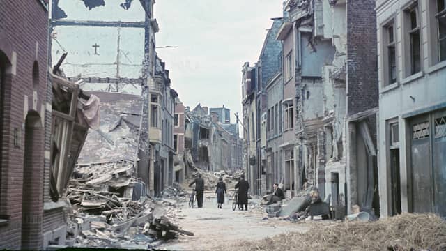 1944: Verwoesting in Venlo na een mislukt geallieerd bombardement.