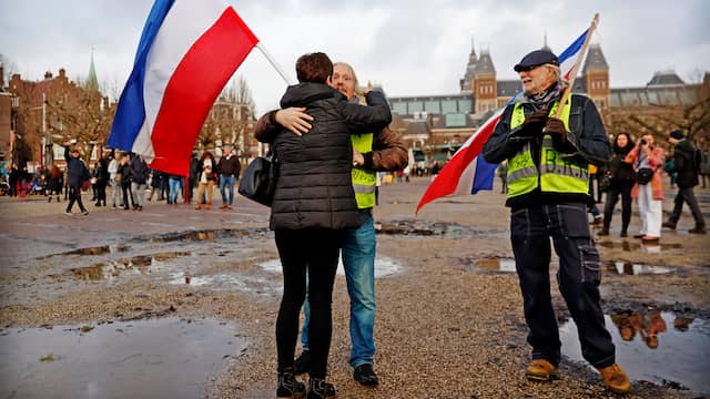 Desondanks beginnen tientallen actievoerders zich te verzamelen op het Museumplein. De situatie is in het begin nog rustig. Er worden leuzen gescandeerd, maar de sfeer is over het algemeen nog gemoedelijk. Wel is duidelijk dat demonstranten onderling geen afstand houden.