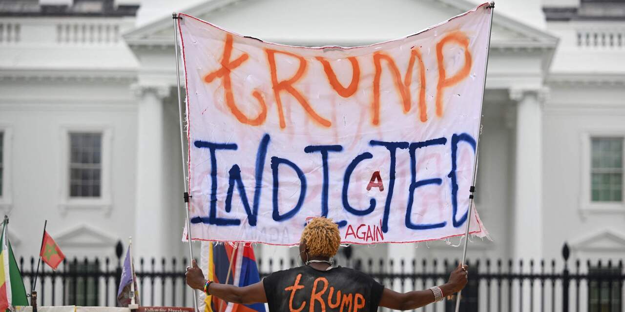 Advocaten van Trump stappen op na nieuwe aanklacht over geheime documenten