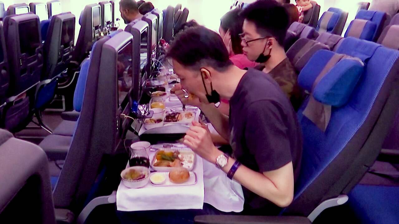 Beeld uit video: Honderden mensen eten vliegtuigmaaltijd op de grond in Singapore