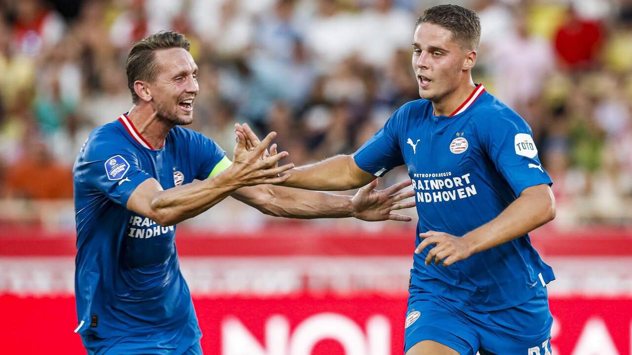 Joey Veerman zette PSV vlak voor rust op aangeven van Luuk de Jong op voorsprong.