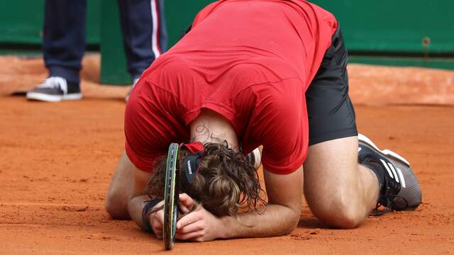 Stéfanos Tsitsipás is in extase na zijn overwinning in Monte Carlo.