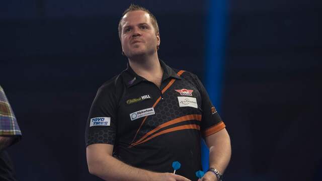 Dirk van Duijvenbode kijkt teleurgesteld naar boven tijdens de wedstrijd tegen Gary Anderson.