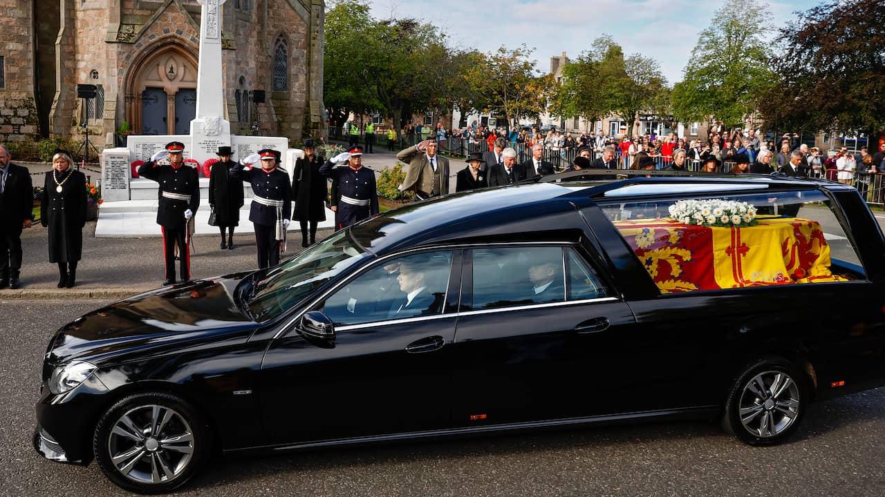 Processione funebre con la bara della regina Elisabetta in viaggio verso la capitale scozzese Edimburgo |  famiglia reale