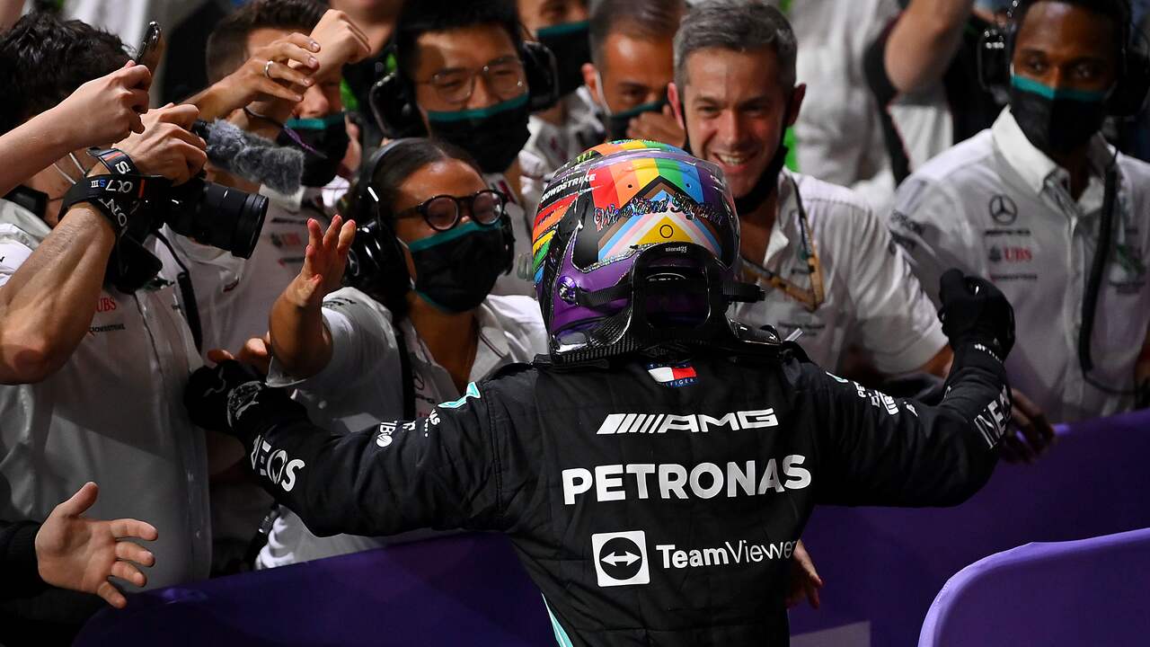 Lewis Hamilton viert de overwinning in Saoedi-Arabië.