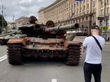 Oekraïne stelt vernietigde Russische tanks tentoon in Kyiv