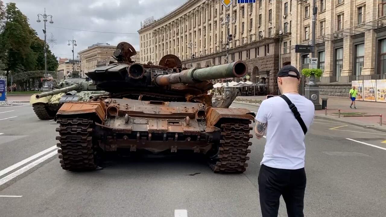 Beeld uit video: Oekraïne stelt vernietigde Russische tanks tentoon in Kyiv