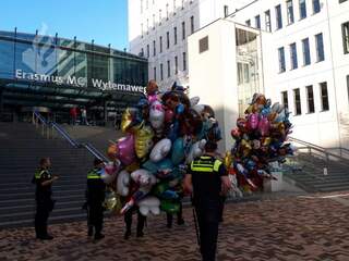 Rotterdamse politie geeft in beslag genomen ballonnen aan zieke kinderen
