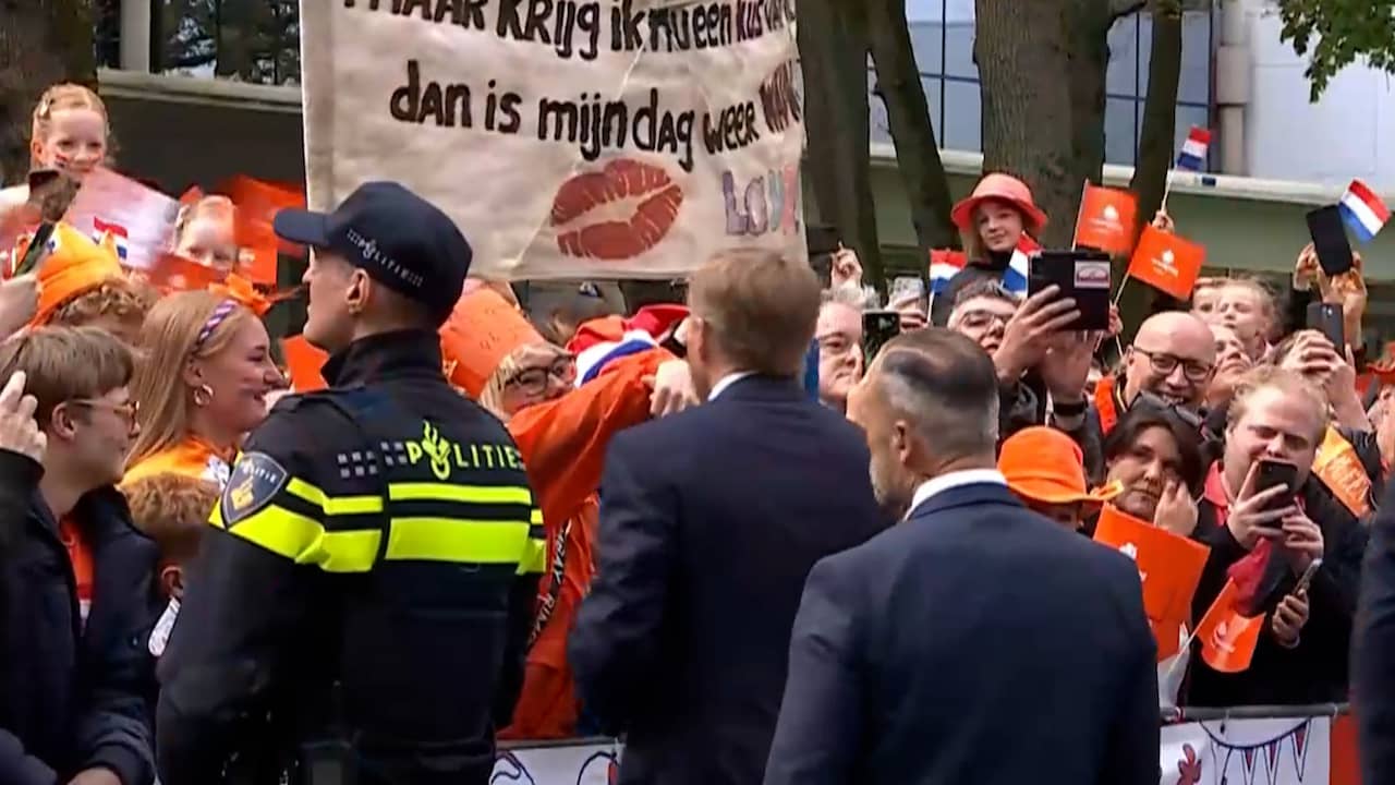 Beeld uit video: Koning Willem-Alexander geeft handkus aan vrouw in publiek