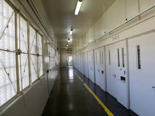 Net vrijgelaten gevangene steelt auto op parkeerplaats gevangenis VS