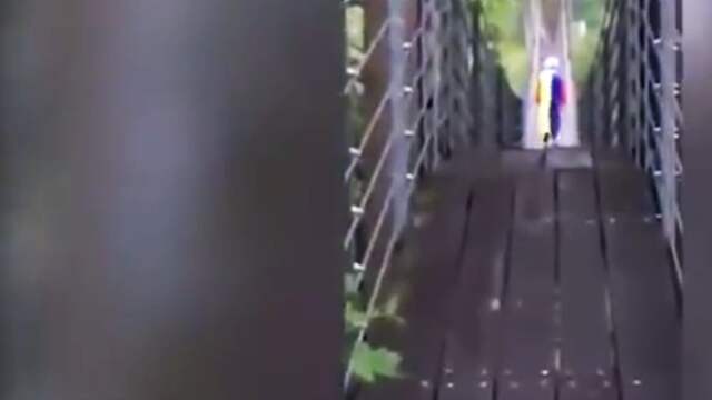 Clown gewapend met mes achtervolgt hardlopers in bos