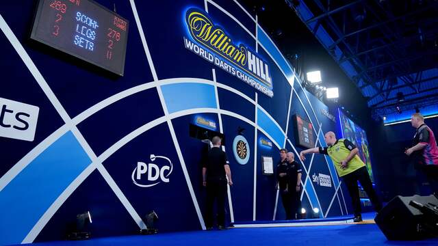 Michael van Gerwen tijdens zijn partij tegen Ricky Evans.