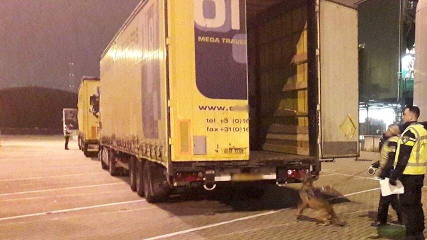 Elf illegalen aangetroffen in vrachtwagen in Vlaardingen