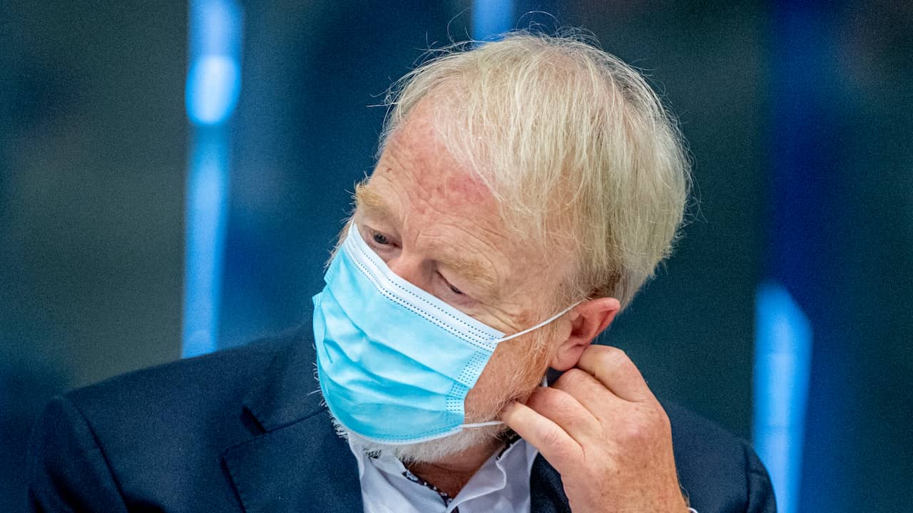 Jaap van Dissel doet zijn mondkapje af voorafgaand aan een technische briefing in de Tweede Kamer.
