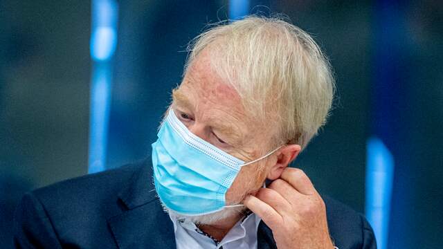 Jaap van Dissel doet zijn mondkapje af voorafgaand aan een technische briefing in de Tweede Kamer.