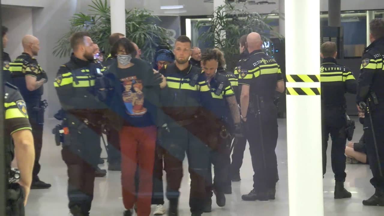 Beeld uit video: Politie ontruimt Amsterdamse universiteitscampus bij protest