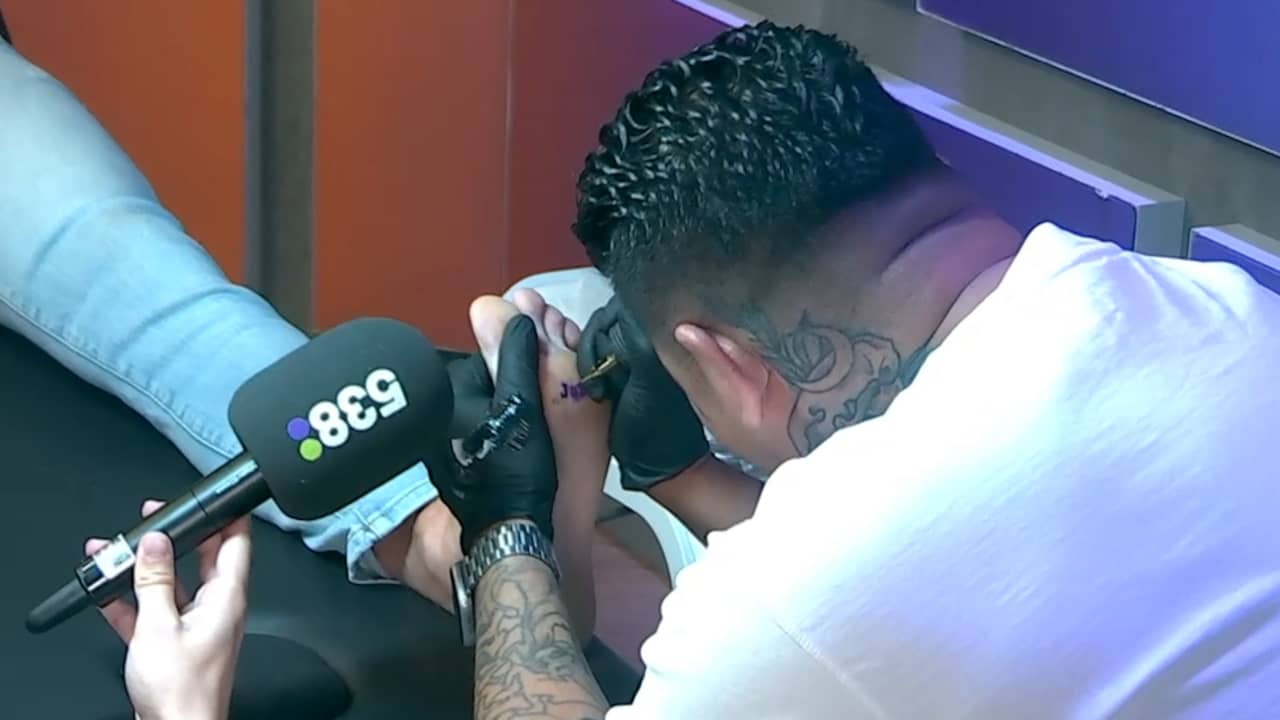 Beeld uit video: Wietze de Jager laat 'Jan' op zijn voet tatoeëren na verloren spel
