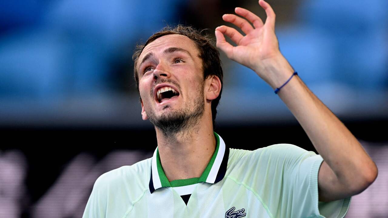 Daniil Medvedev tijdens een verhitte discussie met de umpire.